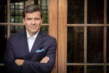 El abogado del poder. Izquierda, centro y derecha tienen un factor común: confían en el penalista manizaleño Mauricio Pava para su defensa legal. Perfil del abogado que pasó de denunciar a Petro, cuando fue alcalde, a asesorarlo jurídicamente en la Casa de Nariño. Egresado de la Universidad de Caldas y discípulo del penalista Ariel Ortiz, es el salvavidas en todas las orillas políticas.