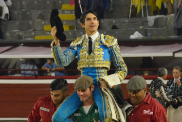 Salida en hombros del torero francés Sebastián Castella, que cortó dos orejas este sábado en la Feria de Cali.