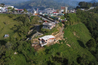 Foto | Luis Trejos | LA PATRIA  Este es el predio que, según los denunciantes, construyen sin licencia y tienen servicio de parqueadero de volquetas y maquinaria pesada.