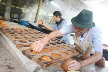 La tradición panelera en Caldas se enfrenta a la falta de trabajadores y la informalidad. Alonso García, de Neira, lleva 50 años en el oficio y lucha por mantener vivo este legado.