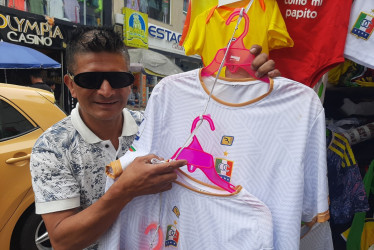 Crecen las ventas de camisetas del Once Caldas con la ilusión de que clasifique a una final de liga tras 13 años. Testimonios de 5 vendedores en Manizales. 