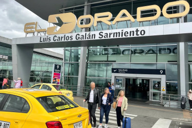 En esta fotografía de archivo se observa una de las entradas del Aeropuerto Internacional El Dorado, en Bogotá, Colombia. 