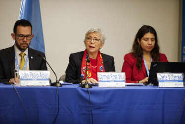 Los expertos del Comité de la ONU para la Desaparición Forzada, Juan Pablo Albán (i), y Carmen Rosa Villa (c) junto a la oficial de Derechos Humanos, Carla Villareal asisten a una rueda de prensa este jueves, en Bogotá (Colombia). Los expertos del Comité de la ONU para la Desaparición Forzada, Juan Pablo Albán (i), y Carmen Rosa Villa (c) junto a la oficial de Derechos Humanos, Carla Villareal asisten a una rueda de prensa este jueves, en Bogotá (Colombia). 