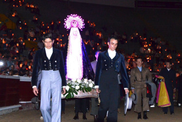 Entrada de la Virgen de la Macarena, patrona de los toreros, en el inicio del festival de la Feria Taurina de Cali.