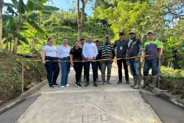  Foto I Cortesía Sena I LA PATRIA  Las placa huella del SENA facilitan la movilidad de familias rurales, productos agropecuarios e insumos para las labores campo.