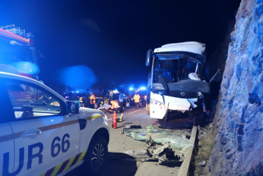 Fotografía proporcionada por las autoridades locales que muestra los servicios de emergencia en el lugar donde tres personas murieron y varias más resultaron heridas después de que un autocar turístico español se estrellara contra un acantilado cerca de Porté-Puymorens, en el suroeste de Francia, el 1 de diciembre de 2024.  Ícono de validado por la comunidad