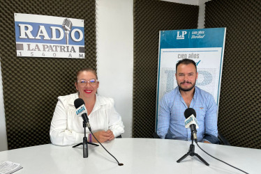  Lina Duque, directora de la zona 4 del programa presidencial Sonidos para la Construcción de Paz, y el gestor territorial del nodo 1 del mismo programa, Humberto Valencia García.