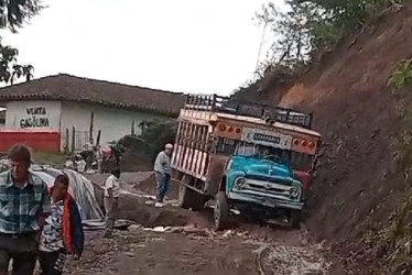 Así luce la vía Supía- Caramanta en el sector Mediacaral, allí una chiva casi se va al voladero, según los residentes, por la falta de mantenimiento.