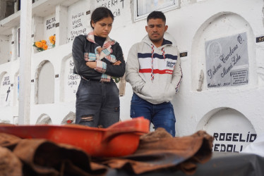 María Fernanda y su tío Jhon Jairo presenciaron la exhumación de los restos óseos de quien sería María Lilia.