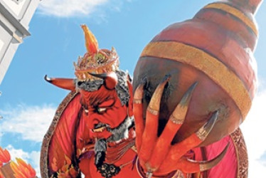 Foto | Archivo | La Patria El espectáculo de la quema del diablo es ideal para verlo junto a la lectura de su testamento, donde la figura reparte bienes y males.