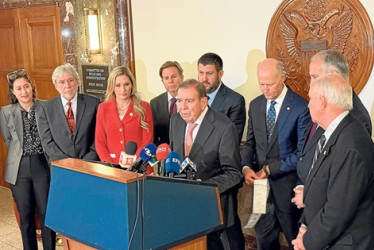 Foto | EFE | LA PATRIA El líder opositor venezolano Edmundo González Urrutia se reunió ayer con senadores estadounidenses, en el Congreso en Washington (EE.UU.), y anunció que su yerno fue secuestrado por el oficialismo en Caracas.