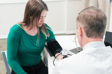 Médico hace un examen rutinario a una paciente. 