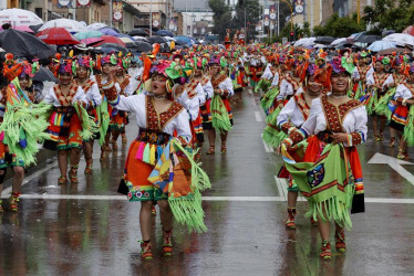 Integrantes de una comparsa participan en el desfile del 'Canto a la Tierra' este viernes, en el Carnaval de Negros y Blancos en Pasto.