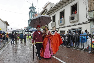 Pericles Carnaval (i) y la Reina participan en el 'Desfile de la Familia Castañeda' durante el Carnaval de Negros y Blancos este sábado, en Pasto