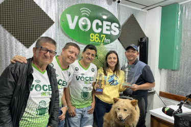 Eliana Cristina Ceballos Zapata es la Deportista del Año en Manzanares (Caldas). La acompañan en la foto su mascota y el equipo de la emisora Voces FM.