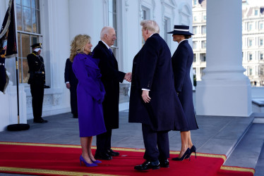El presidente Joe Biden y la primera dama Jill Biden saludan al presidente electo Donald Trump y su esposa, Melania Trump, en la Casa Blanca este lunes.
