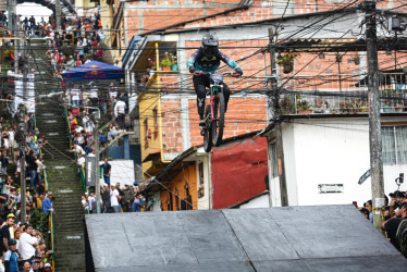 Antes de esta rampa, en el descenso de Campo Amor, ocurrió el accidente entre el ciclista y el ciudadano que observaba el Down Hill Urbano de la Feria de Manizales.