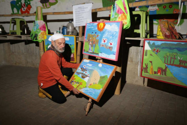 Luis Guillermo Vallejo Vargas, artista del Monumento a Los Colonizadores, posa con las obras de los niños y niñas. 