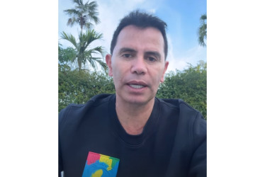 El pereirano Jhonny Rivera contó las dificultades de su reciente viaje a Estados Unidos. Gracias a que una funcionaria lo reconoció por sus canciones, pudo ingresar sin mayores problemas.