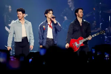 Los cantantes Nick (izq.), Joe (der.) y Kevin Jonas, integrantes de la banda Jonas Brothers. 