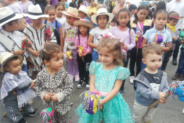 Los niños saldrán en sus caballitos de palo esta tarde a partir de las 4:00 p.m.