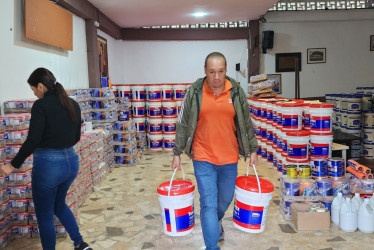 23 municipios recibieron pintura y rodillos. 