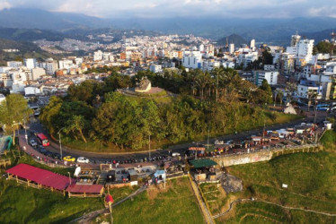 Vista aérea del Monumento a los Colonizadores, en el barrio Chipre de Manizales. Este es uno de los sectores donde se aplicará el pago por el aprovechamiento económico del espacio público. Abecé del cobro por el uso del espacio público en Manizales, que se aplicará en negocios en terrazas, antejardines y vías desde el 1 de julio. Detalles del período de transición. 