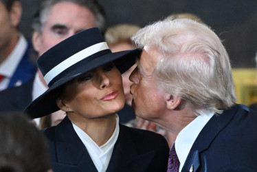 El presidente electo de Estados Unidos, Donald Trump, besa a Melania Trump cuando llega a la ceremonia de inauguración antes de prestar juramento como presidente número 47 de los Estados Unidos en la rotonda del Capitolio de los Estados Unidos en Washington, DC, Estados Unidos, el 20 de enero de 2025