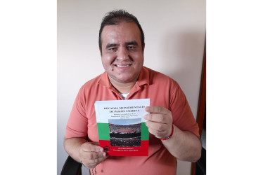 Rey Buitrago con su libro 'Décadas Monumentales'.