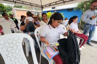 Los estudiantes de la sede Santo Domingo recibieron un paquete escolar.