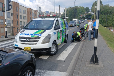 Una motociclista resultó lesionada tras colisionar con un carro particular en La Fuente.