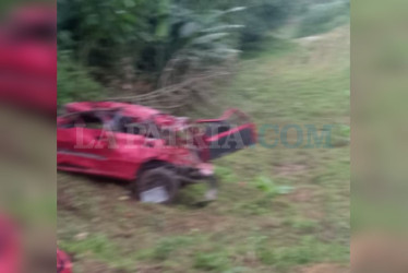 El vehículo que se accidentó este viernes en la Troncal de Occidente en Anserma.