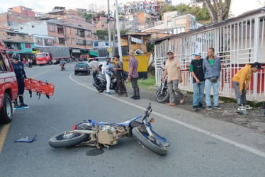 Así quedó la moto luego de colisionar con el campero.