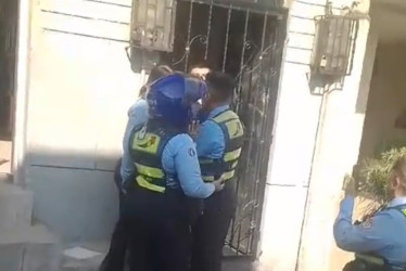 Los agentes de tránsito acusaron a un ciudadano de golpear en la cara a una funcionaria