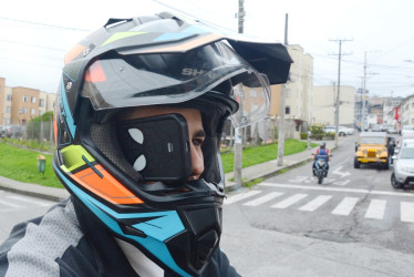 El celular dentro del casco, además de incómodo para manejar, es peligroso porque el conductor se distrae y aumenta el riesgo de siniestros de tránsito.