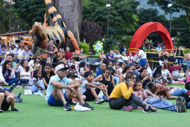 Cine al Parque entretiene a las familias chinchinenses. Proyectan en el Parque de Bolívar películas de temporada y partidos de fútbol para toda la familia.