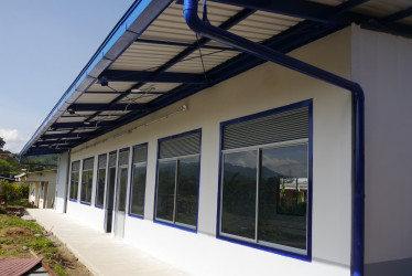 En el colegio rural El Naranjal, ubicado en la vereda La Quiebra de El Naranjal de Chinchiná (Caldas), se construyen dos aulas con dineros del Gobierno francés. Beneficiarán a unos 80 alumnos de la sede San Luis. La edificación queda contigua a la Sede Central de El Naranjal.