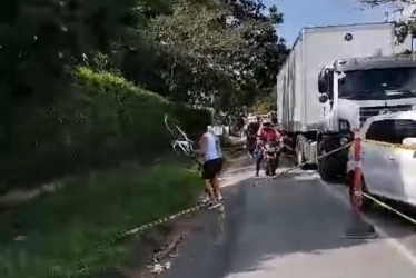 El conductor metros más adelante, se le atravesó a una ambulancia, impidiéndole el paso