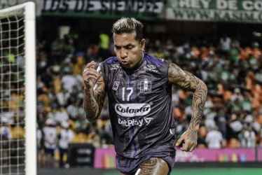 El goledador Dayro Moreno en el calentamiento del Once Caldas antes del partido con Atlético Nacional.