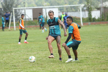 Dayro Moreno e Iván Rojas en el entrenamiento de este martes (28 de enero) del Once Caldas en el Seminario Mayor. El equipo tiene 8.500 abonados que ya están listos para asistir al debut de local el sábado en Palogrande ante Fortaleza.