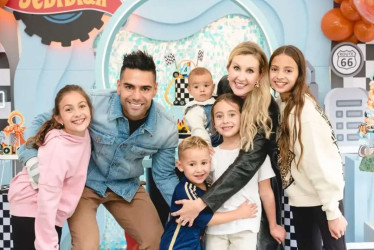 Radamel Falcao posa junto a su esposa, Lorlei Tarón, e hijos. 