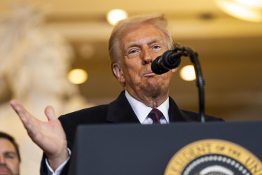 El presidente Donald Trump se dirige a invitados y simpatizantes en una sala desbordada del Salón de la Emancipación del Capitolio de los Estados Unidos para su ceremonia de inauguración en Washington, D.C., el lunes 20 de enero de 2025.