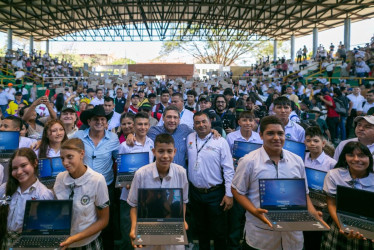 Mauricio Lizcano, saliente ministro de las TIC, entregó esta semana computadores en Casanare. 