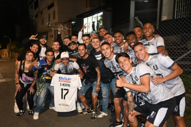 Los jugadores del Once Caldas recibieron a un grupo de hinchas que llegaron al hotel en Medellín, antes del partido con Atlético Nacional.