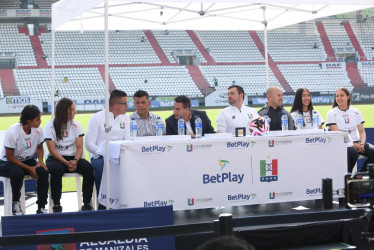 El Once Caldas femenino fue presentado este jueves. En la mesa principal estuvieron, de izquierda a derecha, Elsa Gómez y Sofía Patiño, jugadoras; Felie Gutiérrez, gerente Deportivo del Once Caldas, Diego Espinosa, secretario del Deporte de Manizales, Jorge Eduardo Rojas, alcalde de Manizales, Felipe Trujillo, gerente General del Once Caldas, Julio César Ocampo, técnico del equuipo, y Camila Orozco Saray Rodríguez, futbolistas. 