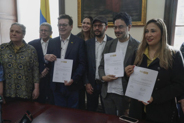 El senador colombiano Iván Cepeda (2d) junto a sus colegas Clara López (i), Pablo Catatumbo (2i) y otros representantes, posan luego de presentar un proyecto de reforma constitucional este miércoles, en Bogotá (Colombia). Más de medio centenar de congresistas de partidos de todo el espectro político colombiano presentaron este miércoles en el Congreso un proyecto de reforma constitucional que busca una "reducción severa", de casi el 50 %, del salario de los senadores y representantes a la Cámara. 