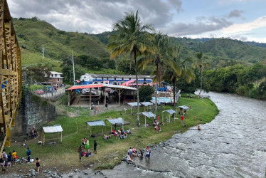 En la vereda hay espacios para cocinar y disfrutar los sancochos. El río está en medio de Caldas y Risaralda. La 'sancochada' es tradición en cada Año Nuevo.