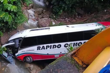 Este es el bus que se fue al abismo en la Autopista Medellín - Bogotá.