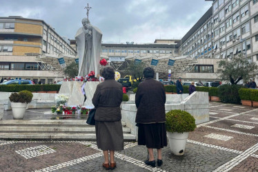 Religiosos de todas las órdenes rezan por el Papa