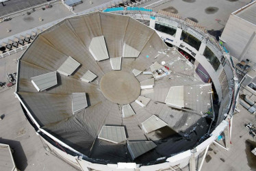 Fotografía aérea del techo colapsado del comercial Real Plaza este sábado, en Trujillo (Perú). 